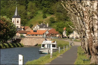 Quel est ce village, situé en bordure du massif vosgien, entre Sarrebourg et Saverne, traversé par le canal de la Marne au Rhin et par la Zorn ?