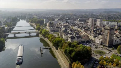 Quelle est cette ville de 42 000 habitants, sous-préfecture et deuxième centre urbain du département, située sur les rives de la Moselle ?