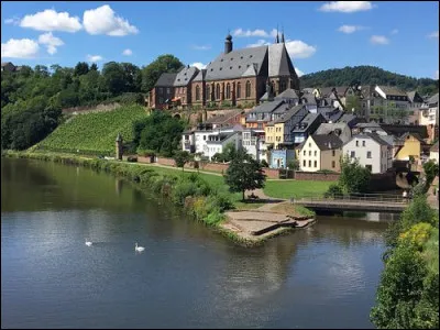 Quelle est cette ville de 12 300 habitants, sous-préfecture située sur le cours de la Sarre, à mi-chemin entre Nancy et Strasbourg ?