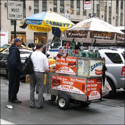 Quel plat de la street food, import&eacute; aux &Eacute;tats-Unis au XIXe si&egrave;cle par des immigrants europ&eacute;ens, est devenu l�un des plats les plus populaires depuis les ann&eacute;es 1950 ?