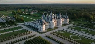 Quel est le total des chemin&eacute;es au sein du ch&acirc;teau de Chambord ?