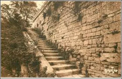 Dans un lieu touristique de Charente-Maritime, un escalier porte le nom de Marie Mancini, o&ugrave; se trouve-t-il ?