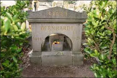 Dans quel plus grand cimetière parisien intra-muros, Sarah Bernard est-elle inhumée ?