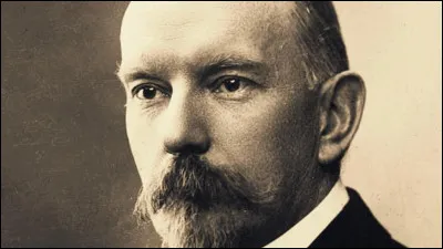 Qui est cet écrivain, auteur de cette citation : '' À bas les Sarah Bernhardt, la grande passionnée, qui, aussitôt après être morte au cinquième acte, se relève et court à la caisse pour savoir combien ça lui a rapporté de mourir pour nous !'' ?