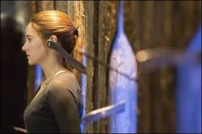 Où Quatre l'a-t-il blessée lors du lancer de couteau ? Pourquoi ?