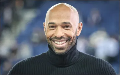 &Agrave; quel poste le footballeur Thierry Henry &eacute;voluait-il ?