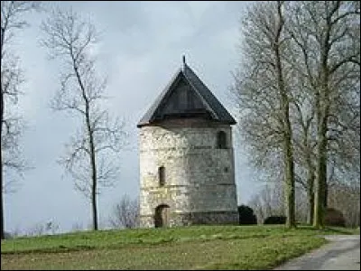 Nous sommes maintenant dans les Hauts-de-France, au pied du moulin (avant la pose de ses ailes) de Bussus-Bussuel. Village de l'arrondissement d'Abbeville, il se situe dans le département ...