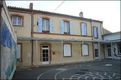 Nous sommes dans le Lauragais, à Teyssode. Village de l'arrondissement de Castres, traversé par l'Agout, il se situe dans le département ...