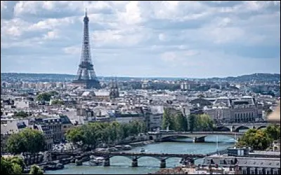 "Paris sera toujours Paris la plus belle ville du monde même quand au loin le canon gronde sa tenue est encore plus jolie Paris sera toujours Paris..." qui chante "Paris sera toujours Paris" ?
