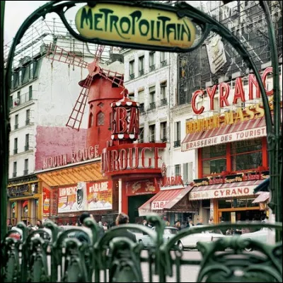 "Je suis le dauphin de la place Dauphine et la place Blanche a mauvaise mine Les camions sont pleins de lait les balayeurs sont pleins de balais Il est cinq heures Paris s'éveille ..." : qui chante "Paris s'éveille" ?