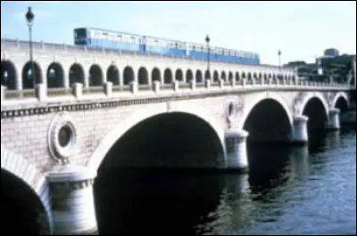 "Sous le pont de Bercy un philosophe assis deux musiciens, quelques badauds puis les gens par milliers ... Sous le ciel de Paris jusqu'au soir vont chanter hum, hum l'hymne d'un peuple &eacute;pris de sa vieille cit&eacute; ..." : qui chante "Sous le ciel de Paris" avant Edith Piaf ?
