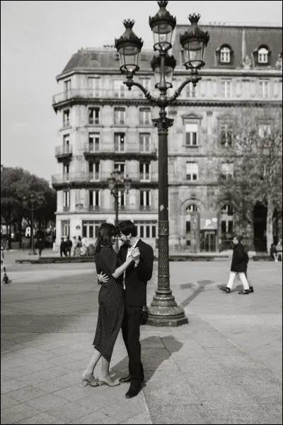 "C'est la romance de Paris, au coin des rues elle fleurit, ça met au coeur des amoureux un peu de rêve et de ciel bleu, ce doux refrain de nos faubourgs parle si gentiment d'amour que tout le monde en est épris C'est la romance de Paris ! ..." qui chante "la romance de Paris" ?