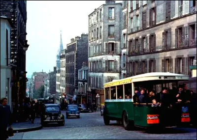 "Ménilmontant mais oui madame c'est là que j'ai laissé mon coeur c'est là que je viens retrouver mon âme toute ma flamme tout mon bonheur Quand je revois ma petite église où les mariages allaient gaiement quand je revois ma vieille maison grise ..." : qui chante "Ménilmontant" ?