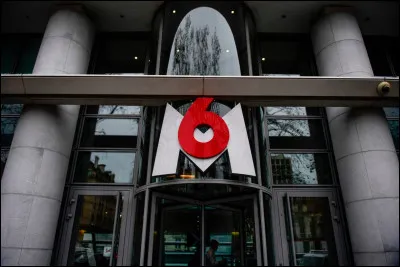 D'après son nom, à quelle heure commence le journal télévisé sur M6 chaque soir ?