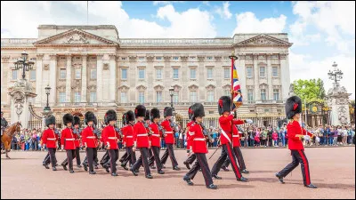 À quelle heure exacte commence la cérémonie de la relève de la garde au Palais de Buckingham ?