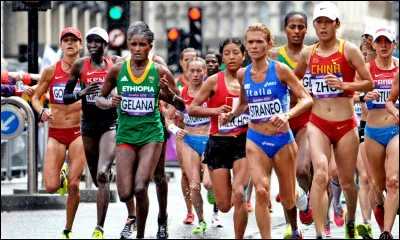 Si un marathon commence à 7h15 et se termine à 13h45, combien de temps s'est écoulé, en heures et minutes ?