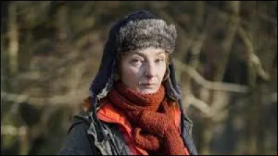 Elle est reconnaissable avec sa chapka.