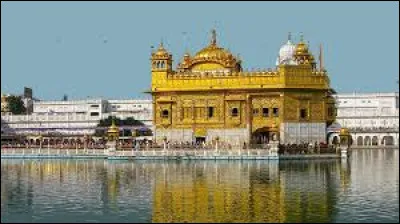 Dans quel pays d'Asie du Sud se trouve le temple d'or d'Amritsar, un lieu sacré pour les sikhs ?