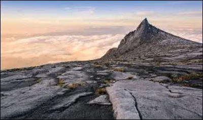 Dans quel pays se situe le mont Kinabalu ?