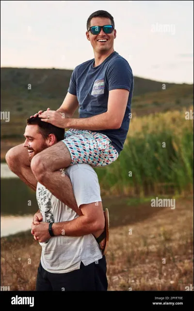 Aimes-tu les bromances ? (Une bromance est une forte relation émotionnelle et d'amitié entre deux hommes.)