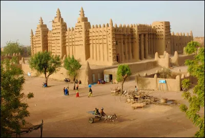 Cette incroyable mosquée située dans la ville de Djenné est construite en terre, ce qui est vraiment unique. Dans quel pays africain cette mosquée se situe-t-elle ?