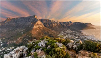 Un nom étonnant pour cette montagne du Cap, en Afrique du Sud. C'est cette montagne qui donne tout son charme à la ville. Alors, quel est son nom ?