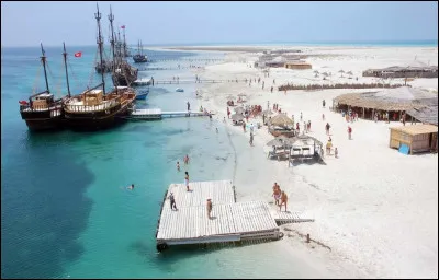 Djerba, île à l'importance culturelle majeure possède des paysages diversifiés, avec notamment ses villages blancs caractéristiques, ses plages d'eau turquoise, ses marchés, et même son bateau pirate. Dans quel pays se situe cette île ?