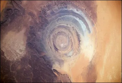 La structure de Richat est probablement la formation géologique la plus incroyable au monde. Seulement visible depuis l'espace, elle forme une gigantesque spirale au milieu du désert. Elle serait les restes d'un volcan préhistorique. Dans quel pays se situe cette structure ?