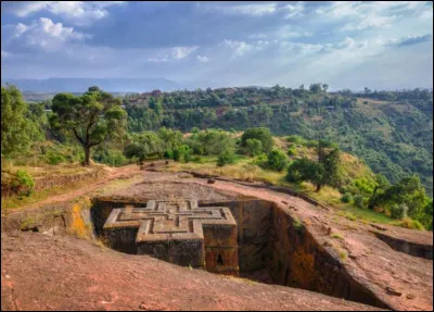 En Éthiopie, il existe ces églises, creusées dans la roche et lieux de pèlerinage. Dans quelle ville éthiopienne se situent ces églises uniques ?