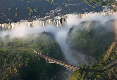 De quelle nationalité était Victoria, qui donna son nom aux magnifiques chutes Victoria entre le Zimbabwe et la Zambie après leur découverte par Livingstone ?