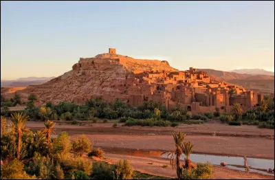 Repr&eacute;sentation parfaite du d&eacute;sert marocain, ce charmant ksar (village) en terre est perch&eacute; sur une colline. Il a &eacute;galement servi pour de nombreux tournages de films (Gladiator, Game of Thrones, James Bond). Quel est son nom ?