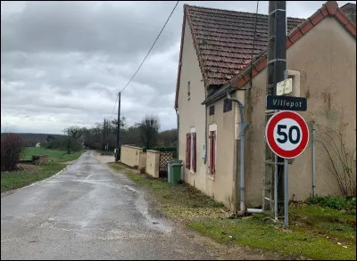 Dans le même registre, cette fois dans l'Yonne, nous voici dans une ville qui connaît du succès juste pour son nom !
