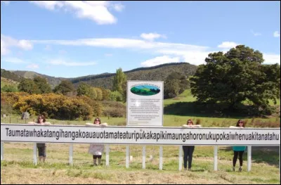 Plus long encore, avec 85 lettres, nous voici à Taumata­whakatangihanga­koauau­o­tamatea­turi­  pukaka­piki­maungah­oronuku­pokai­whenuaki­tan  atahu. Dans quel pays sommes-nous ?