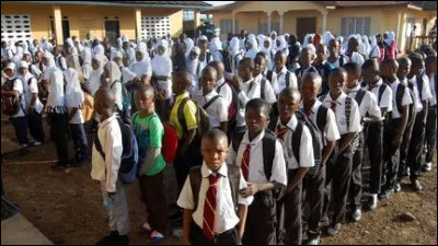 La Touques, 108 km, traverse l'Orne et le Calvados avant de se jeter dans la Manche entre Deauville et Trouville. Elle sort de terre aux confins du pays d'Ouche, du pays d'Auge, du Perche et de la campagne d'Alençon, près de Champ-Haut. En quel lieu ?