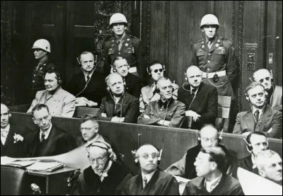 À l'inverse, nous sommes dans une ville qui a mis fin à une guerre. C'est ici que les hauts dirigeants nazis ont été jugés et condamnés à la fin de la Seconde Guerre mondiale. 
Dans quelle ville sommes-nous ?