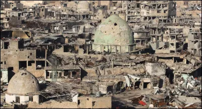 Mossoul est une ville du Moyen-Orient. Elle a subi une guerre entre l'État islamique, qui avait pris la ville, et les forces armées du pays. Elle est donc devenue pendant un temps une des villes les plus dangereuses au monde et ses sites historiques ont été détruits. 
Dans quel pays sommes-nous ?