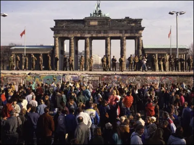 Pendant la guerre froide, Berlin a été divisée en deux. Cela a été fait pour séparer le côté soviétique et le côté occidental après la division de l'Allemagne à la fin de la Seconde Guerre mondiale. Les habitants ont souffert pendant cette période, isolés par le mur. Il s'est effondré en 1989. 
Mais savez-vous de quel côté se situait le Berlin soviétique et le Berlin "occidental" ?