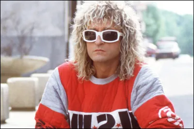Que fait la Poup&eacute;e, selon le titre de la chanson de Michel Polnareff ?