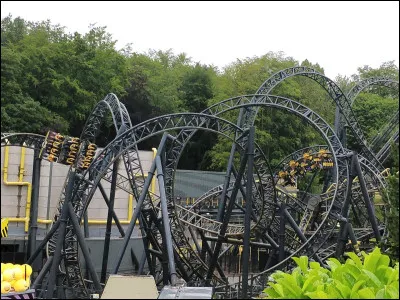 Situé à Farley, en Angleterre, "The Smiler" détient le record d'inversions dans des montagnes russes. Combien y en a-t-il ?