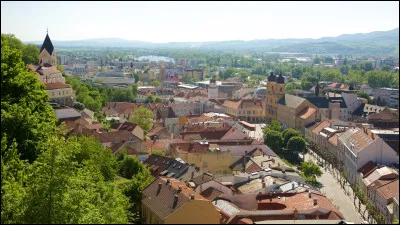 Dans quel pays se trouve Trencin, ville de 54 000 habitants ?