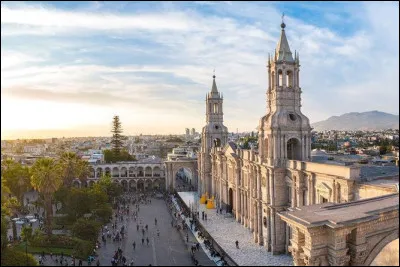 Dans quel pays se trouve Arequipa, ville de 1 million d'habitants ?