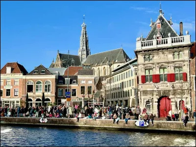 Dans quel pays se trouve Haarlem, ville de 150 000 habitants ?
