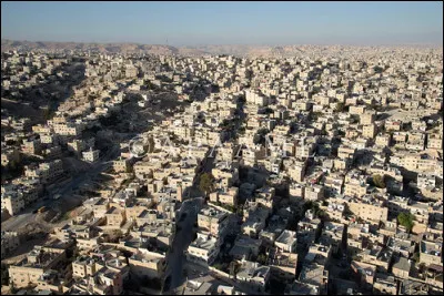 Dans quel pays se trouve Zarka, ville de 630 000 habitants ?