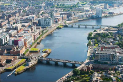 Dans quel pays se trouve Limerick, ville de 95 000 habitants ?