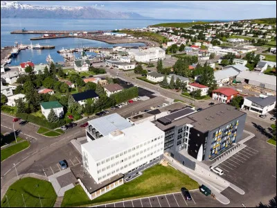Dans quel pays se trouve Husavik, petite ville de 2 300 habitants ?