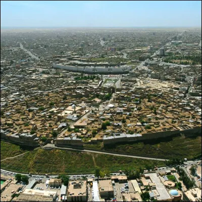 Dans quel pays se trouve Erbil, ville de 1 million d'habitants ?