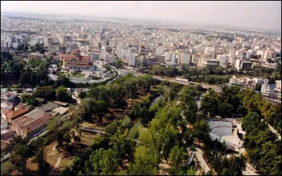 Dans quel pays se trouve Larissa, ville de 125 000 habitants ?