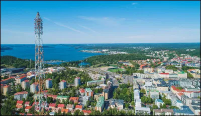 Dans quel pays se trouve Lahti, ville de 120 000 habitants ?