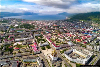 Dans quel pays se trouve Magadan, ville de 90 000 habitants ?