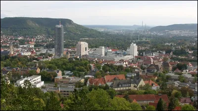 Dans quel pays se trouve Iéna, ville de 110 000 habitants ?